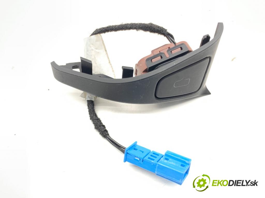 TESLA MODEL Y SUV 2023 235 kW EV 0 Kľučka vnútorná pravy predný 1647416-02-A