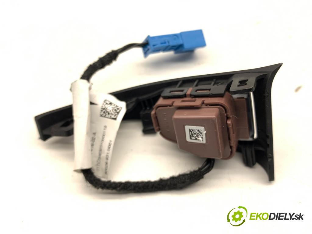 TESLA MODEL Y SUV 2023 235 kW EV 0 Kľučka vnútorná pravy predný 1647416-02-A