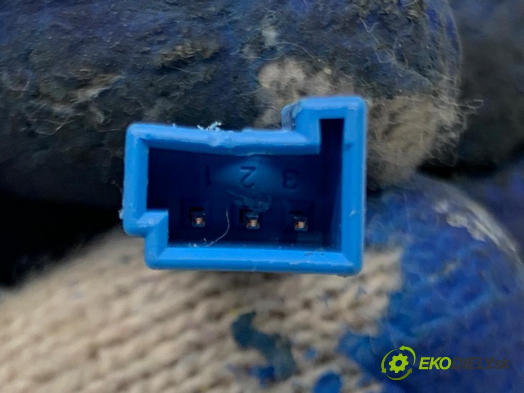 TESLA MODEL Y SUV 2023 235 kW EV 0 Kľučka vnútorná pravy predný 1647416-02-A