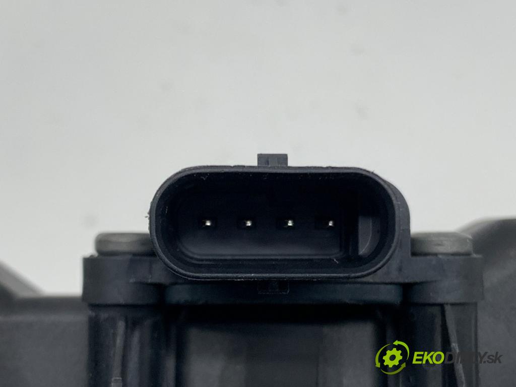 TESLA MODEL Y SUV 2023 235 kW EV 0 Kľučka vonkajšia pravy predný 1528115-00-D