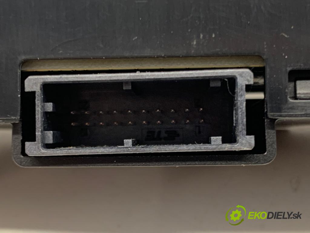 TESLA MODEL Y SUV 2023 235 kW EV 0 světlo stropní 1638021-00-D