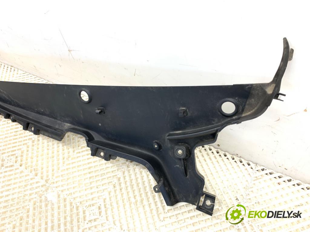 TESLA MODEL Y SUV 2023 235 kW EV 0 Torpédo, plast pod čelné okno 1492603-00-D (Torpédo (plast pod čelným sklom))