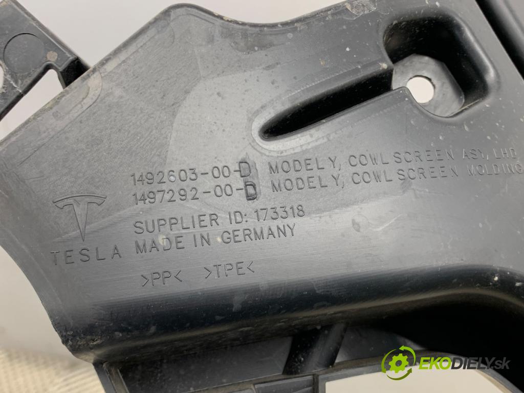 TESLA MODEL Y SUV 2023 235 kW EV 0 torpédo plast pod čelní okno 1492603-00-D (Plast pod čelním sklem)