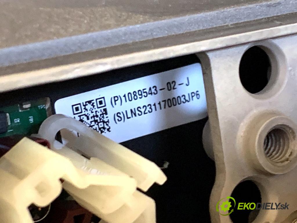 TESLA MODEL Y SUV 2023 235 kW EV 0 Dislpej 1089543-02-J (Prístrojová doska)