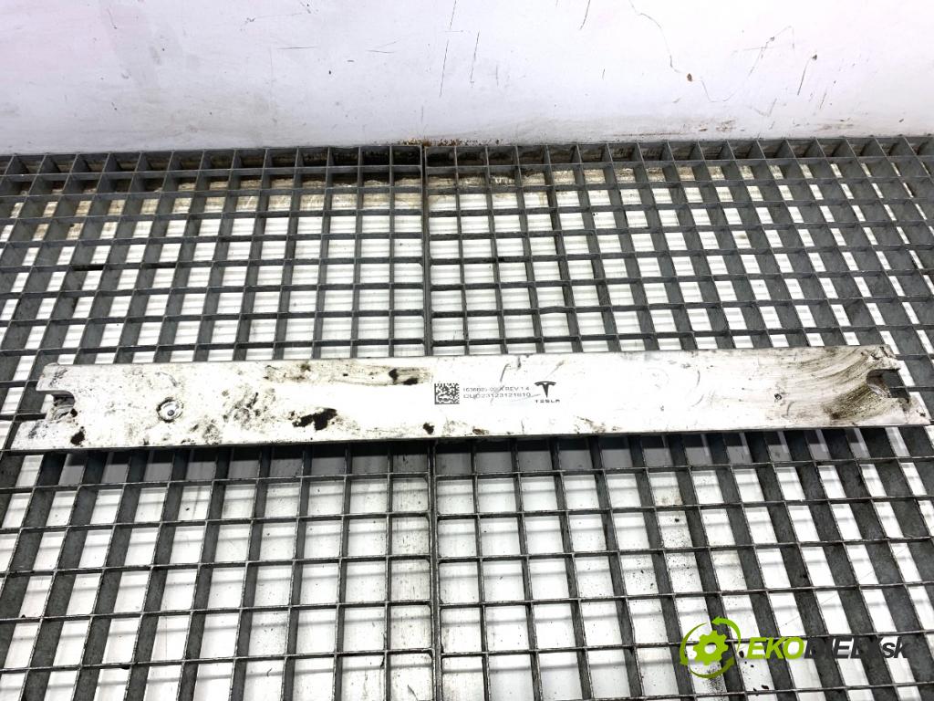 TESLA MODEL Y SUV 2023 235 kW EV 0 výztuha horní kufra přední část 1636605-00-A