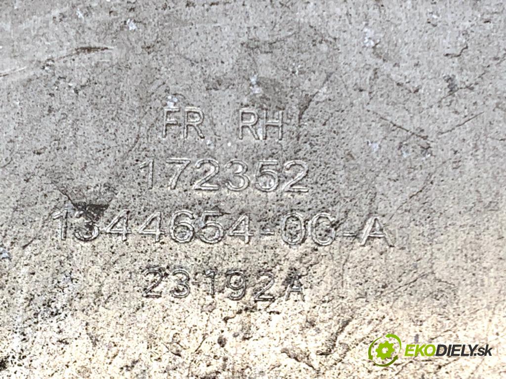 TESLA MODEL Y SUV 2023 235 kW EV 0 náboj pravý přední část 1344654-00-A