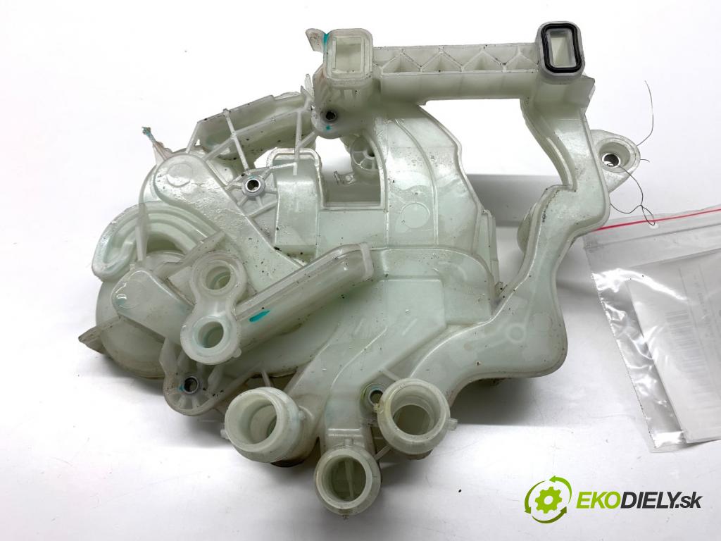 TESLA MODEL Y SUV 2023 235 kW EV 0 rozdělovač vody 1613703-00-B