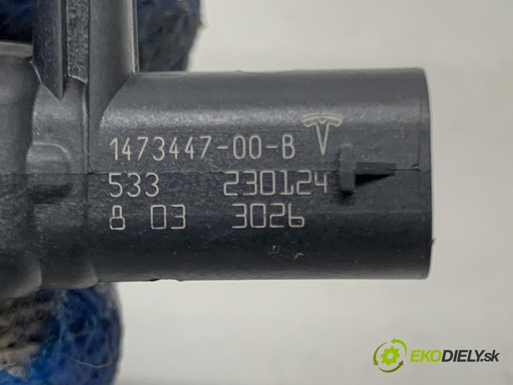 TESLA MODEL Y SUV 2023 235 kW EV 0 snímač nárazu 1473447-00-B (Snímač nárazu)