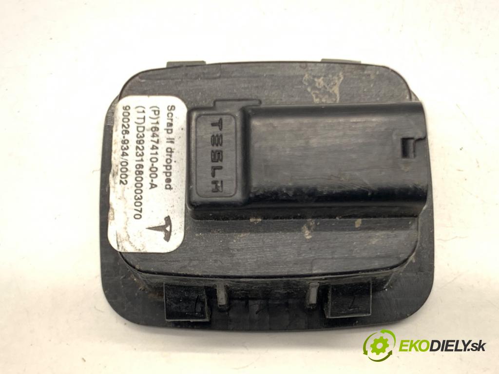 TESLA MODEL Y SUV 2023 235 kW EV 0 vypínač otvárania dverí 1647410-00-A