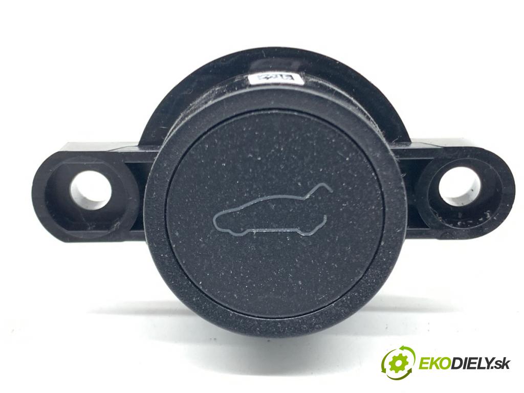 TESLA MODEL Y SUV 2023 235 kW EV 0 vypínač otevírání dveří 1647413-00-A