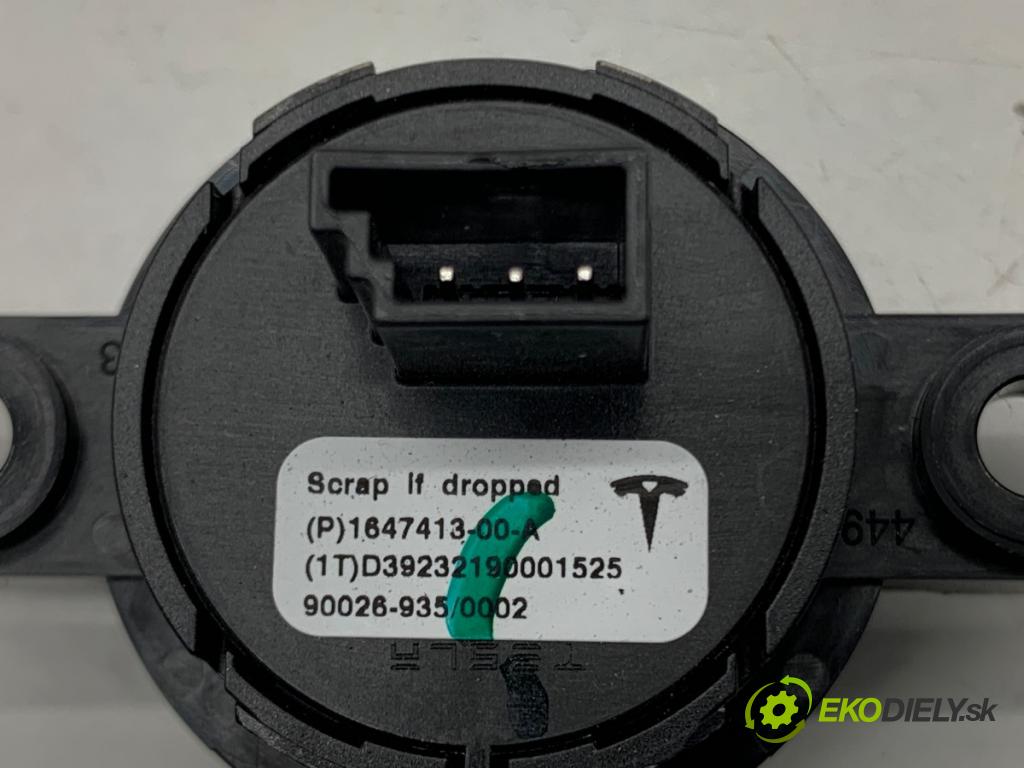 TESLA MODEL Y SUV 2023 235 kW EV 0 vypínač otevírání dveří 1647413-00-A
