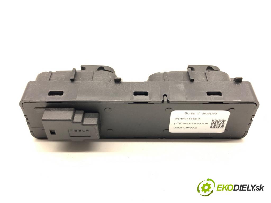 TESLA MODEL Y SUV 2023 235 kW EV 0 Prepínač sklápania sedačky POKLADNE: zad 1647414-00-A