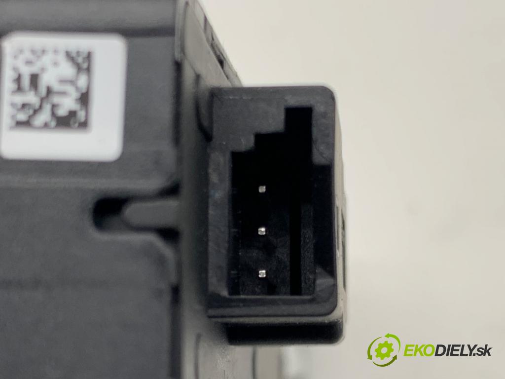 TESLA MODEL Y SUV 2023 235 kW EV 0 Prepínač sklápania sedačky POKLADNE: zad 1647414-00-A