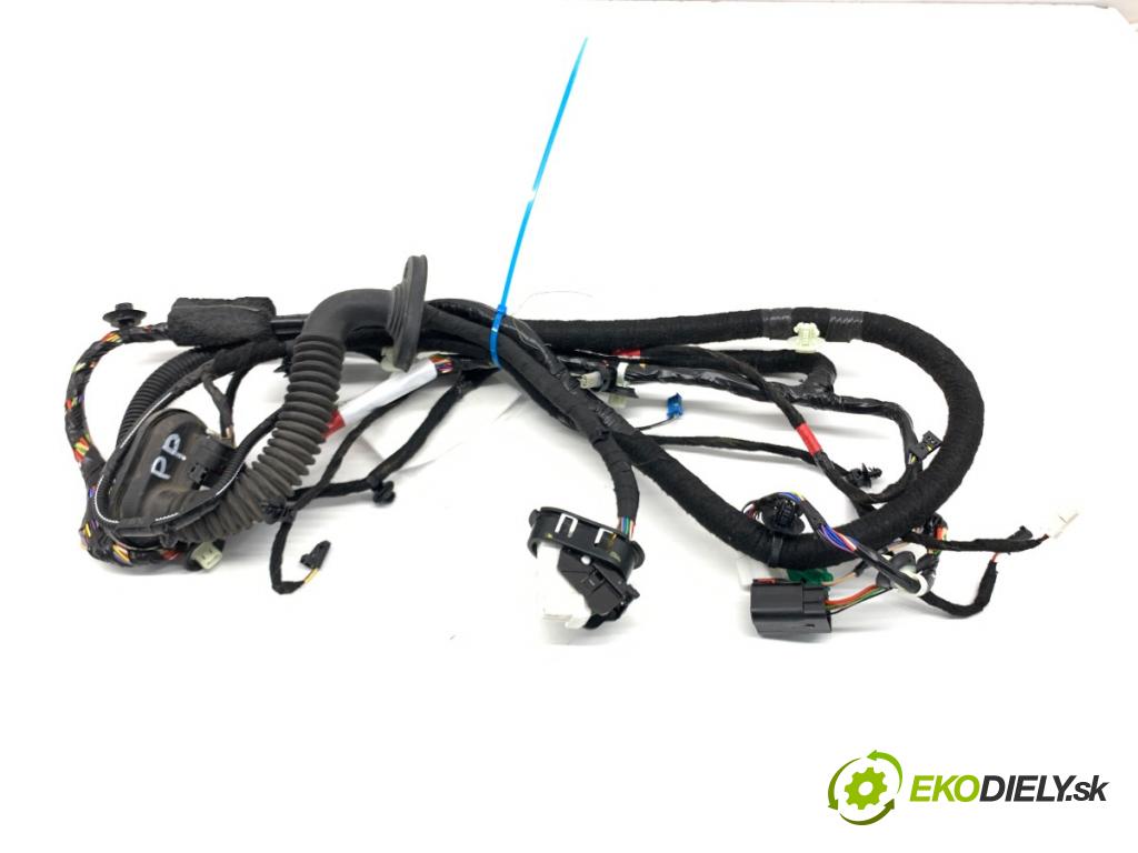 TESLA MODEL Y SUV 2023 235 kW EV 0 káblovačka dveře přední část pravý 1616686-04-C