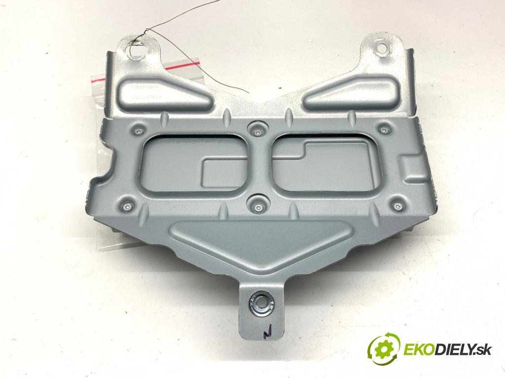 TESLA MODEL Y SUV 2023 235 kW EV 0 Modul radia 1527973-00-D