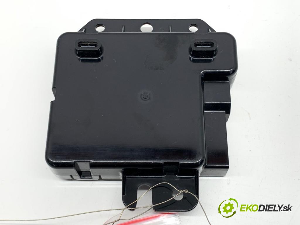 TESLA MODEL Y SUV 2023 235 kW EV 0 modul řídící jednotka HNÍZDO: USB 165678730A