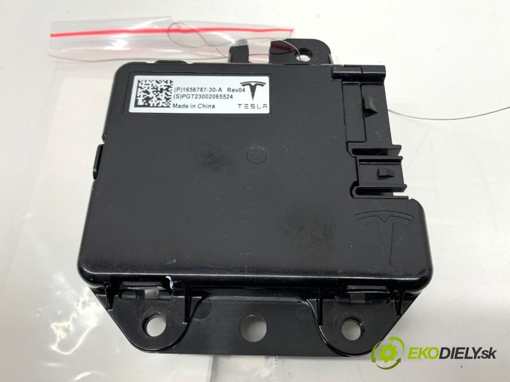 TESLA MODEL Y SUV 2023 235 kW EV 0 Modul Riadiaca jednotka HNÍZDO: USB 165678730A