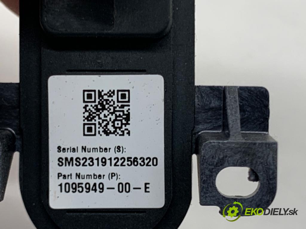TESLA MODEL Y SUV 2023 235 kW EV 0 KAMERA ZPĚT: 1095949-00-E