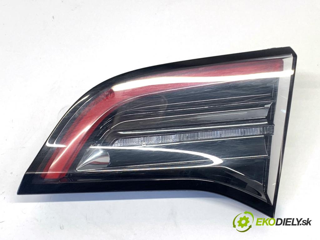 TESLA MODEL Y SUV 2023 235 kW EV 0 Svetlo zad pravá vnútorná 1502089-00-B (Kľučka dverí ostatné)
