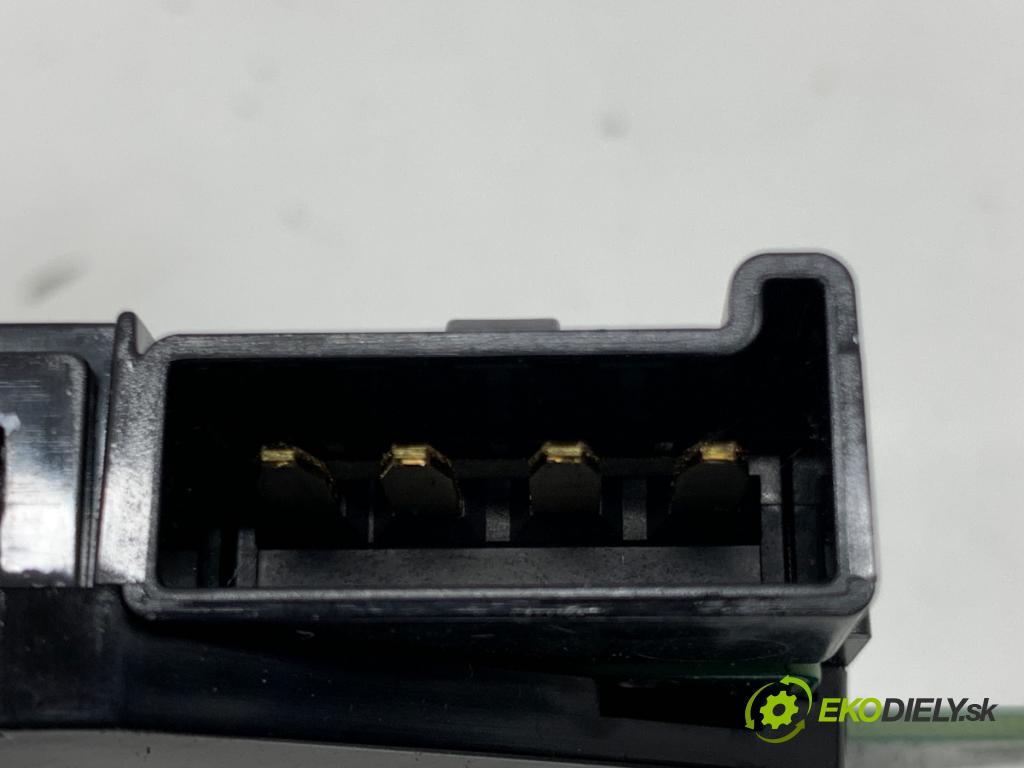 TESLA MODEL Y SUV 2023 235 kW EV 0 HNÍZDO: USB 1546129-00-D