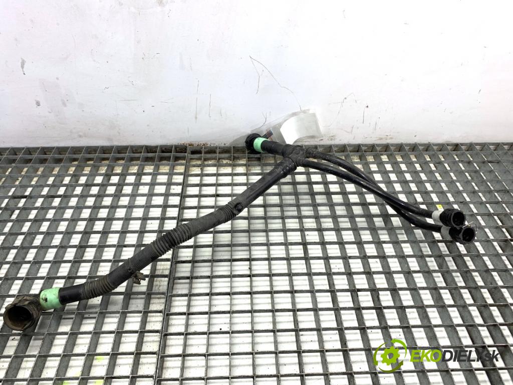 TESLA MODEL Y SUV 2023 235 kW EV 0 Rúra vody 1628791-00-C 1643935-00-B