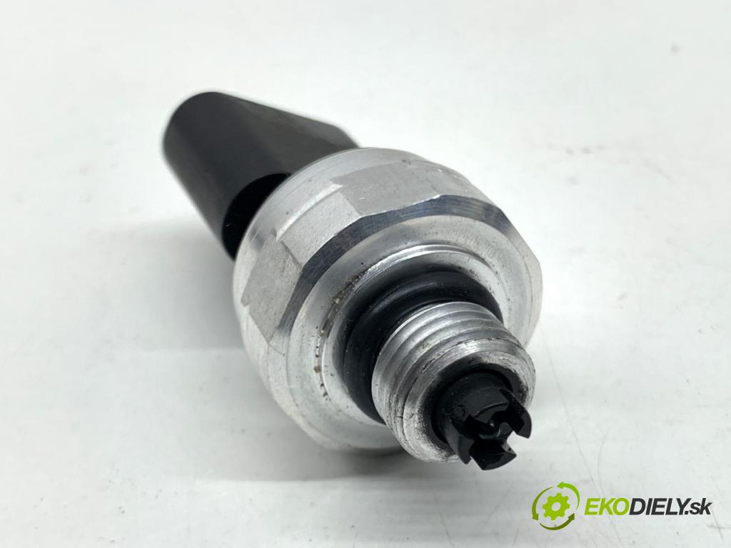 TESLA MODEL Y SUV 2023 235 kW EV 0 Snímač klimatizácie 1581610-00-D (Snímač klimatizácie)