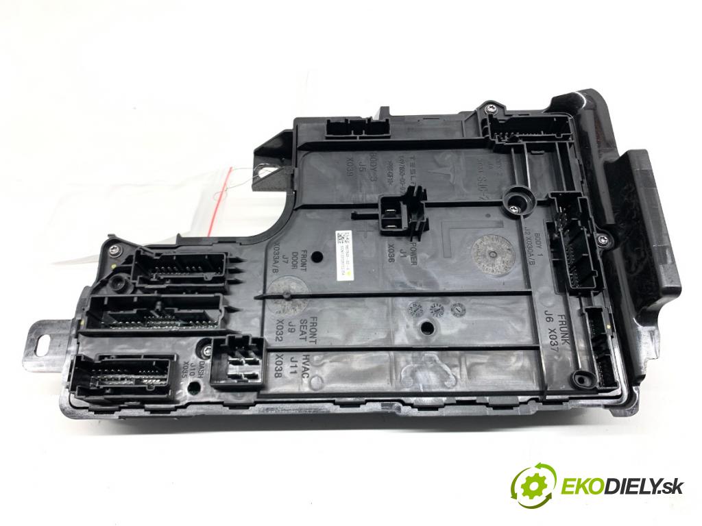 TESLA MODEL Y SUV 2023 235 kW EV 0 modul komfortu 1657648-02-A (Komfortní modul)