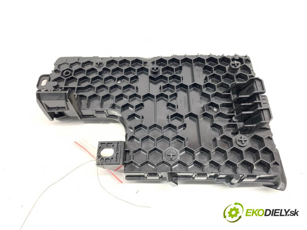 TESLA MODEL Y SUV 2023 235 kW EV 0 Modul komfortu 1657648-02-A (Modul komfortu)