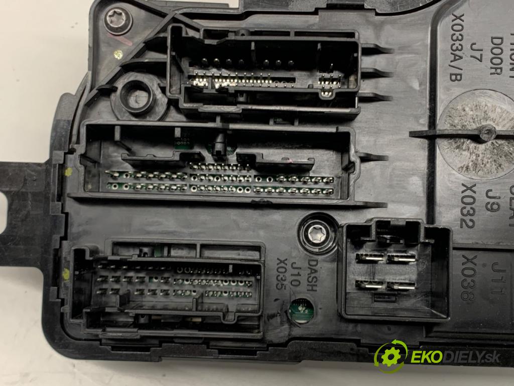 TESLA MODEL Y SUV 2023 235 kW EV 0 Modul komfortu 1657648-02-A (Modul komfortu)