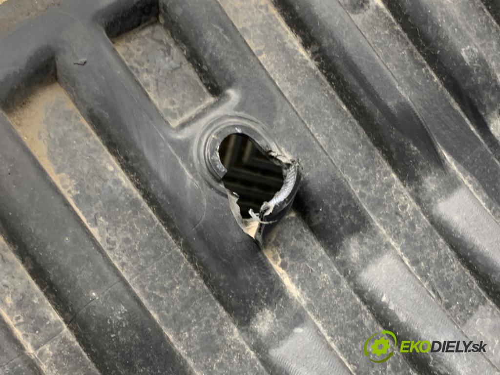 TESLA MODEL Y SUV 2023 235 kW EV 0 přihrádka kastlík KOUPEL: kufra přední část