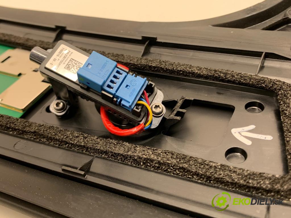TESLA MODEL Y SUV 2023 235 kW EV 0 KAMERA Clona stĺpika pravy 1100619-00-C 1506886-00-H