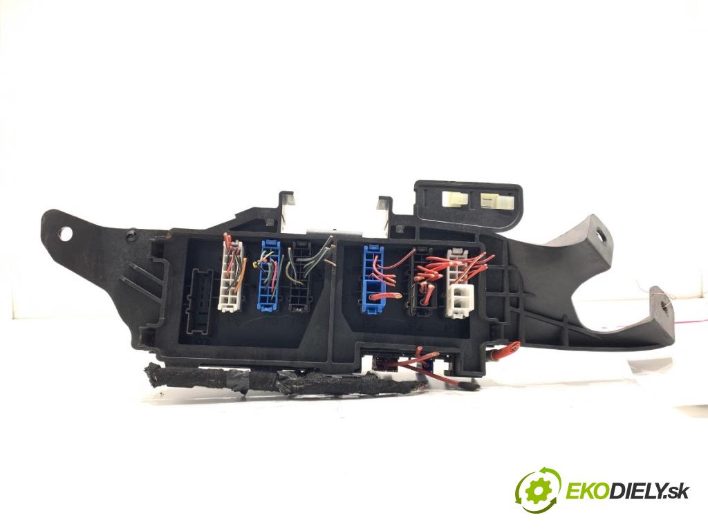 MERCEDES-BENZ X164 SUV 2007 165 kW GL 320 CDI 4-matic (164.822) 2987 Skrinka poistková A1643402372 (Poistková skrinka)