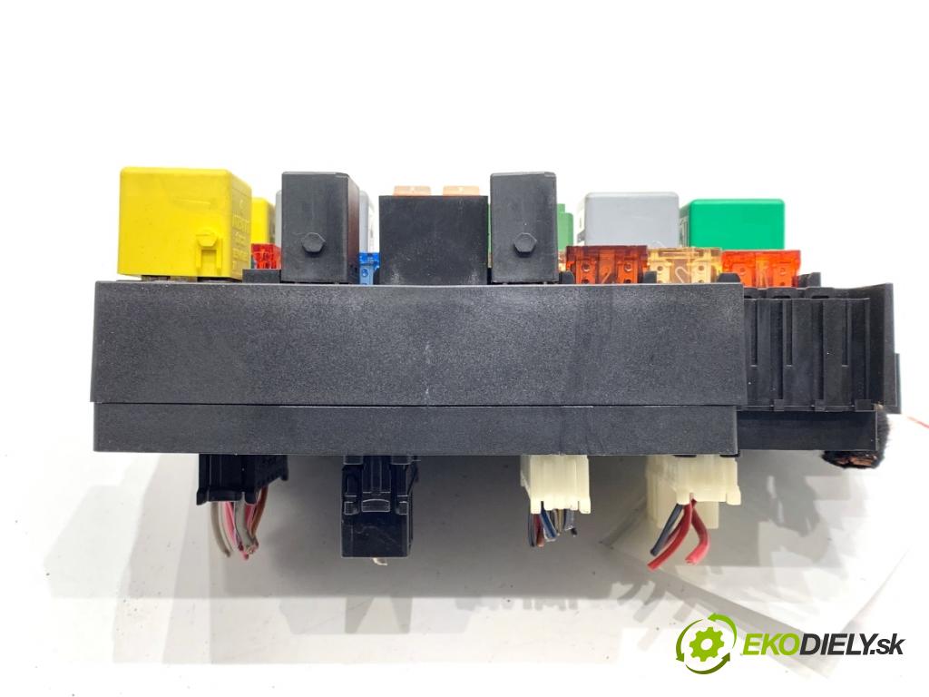 MERCEDES-BENZ X164 SUV 2007 165 kW GL 320 CDI 4-matic (164.822) 2987 Skrinka poistková A1645400672 (Poistková skrinka)