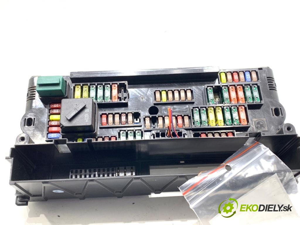 BMW F11 Kombi 2011 190 kW 530 d xDrive 2993 skříňka poistková 9252815 (Pojistková skříňka)