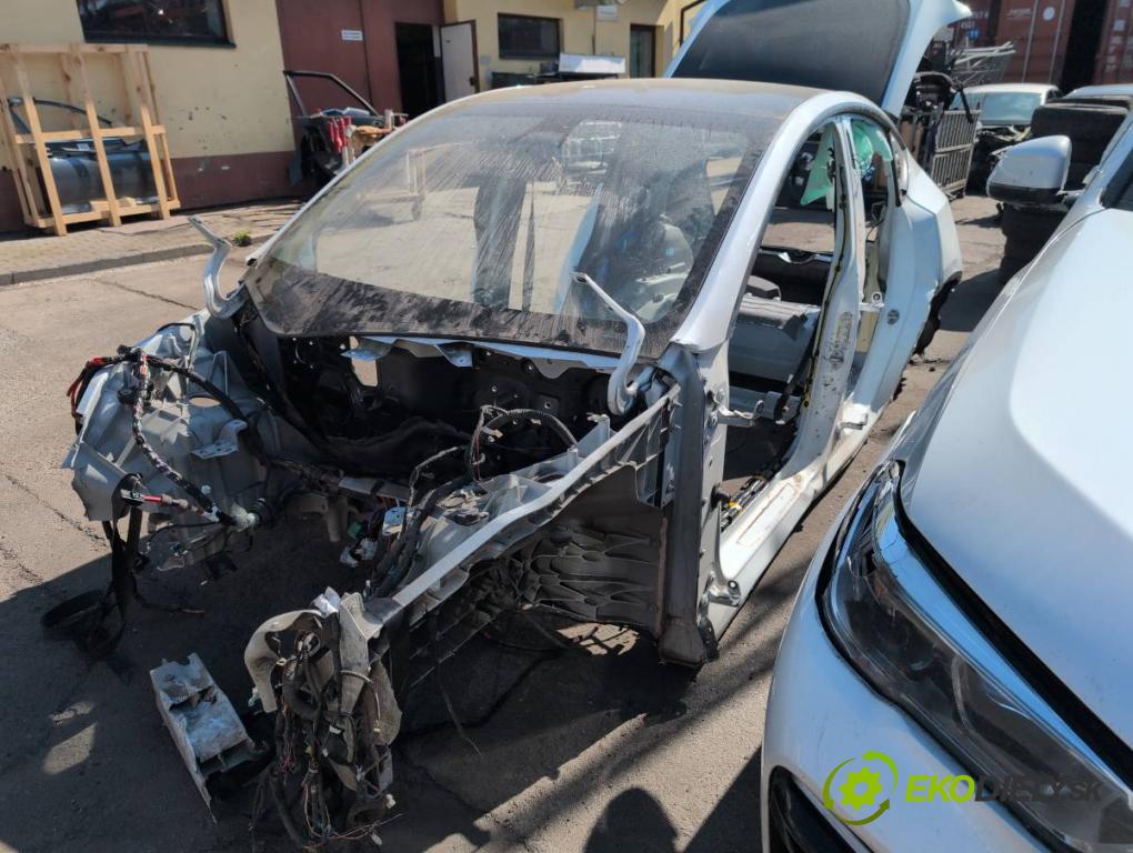 TESLA MODEL Y SUV 2023 235 kW EV 0 karoséria ČTVRŤÁK: Blatník prah strecha PODŁUŻNICA