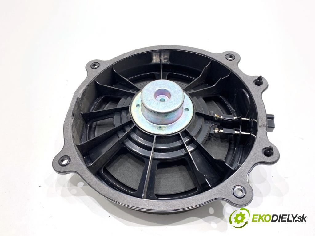 TESLA MODEL Y SUV 2023 235 kW EV 0 reproduktor Dvere predný pravy 107974400E