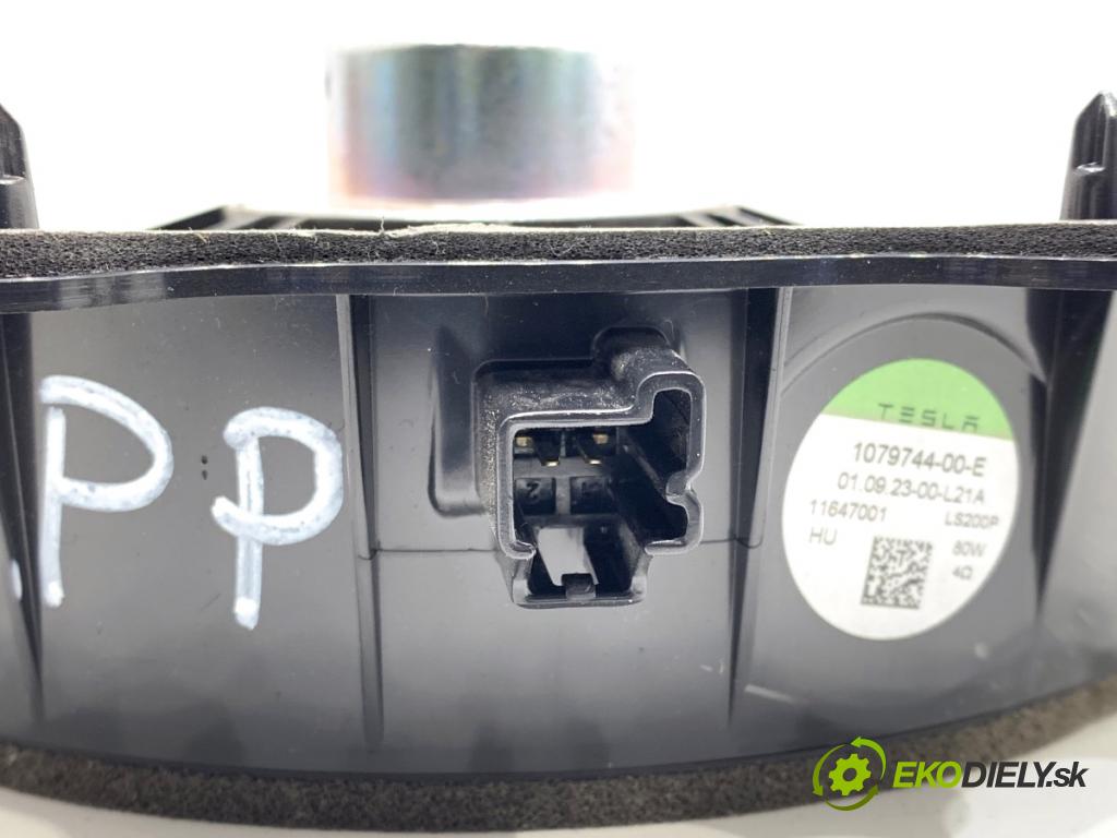 TESLA MODEL Y SUV 2023 235 kW EV 0 reproduktor Dvere predný pravy 107974400E