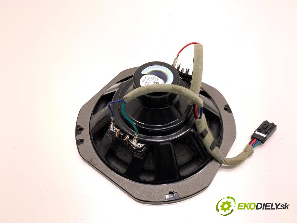 TESLA MODEL Y SUV 2023 235 kW EV 0 subwoofer reproduktor 1079745-00-A