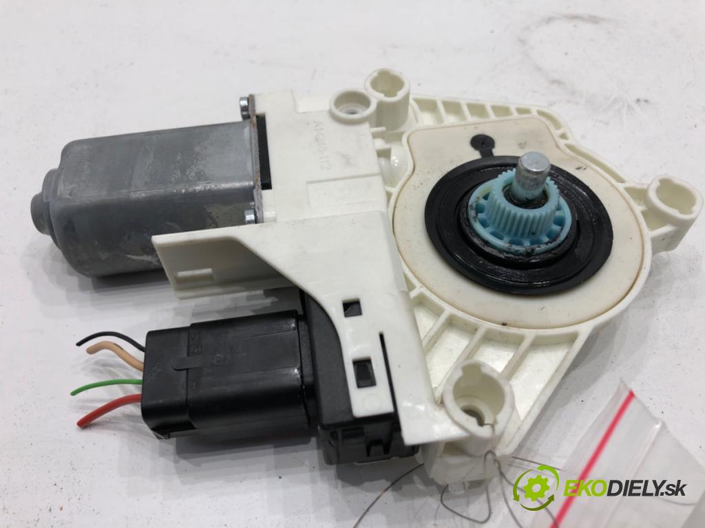 TESLA MODEL Y SUV 2023 235 kW EV 0 Motor sťahovania okna ľavy predný G03482-101