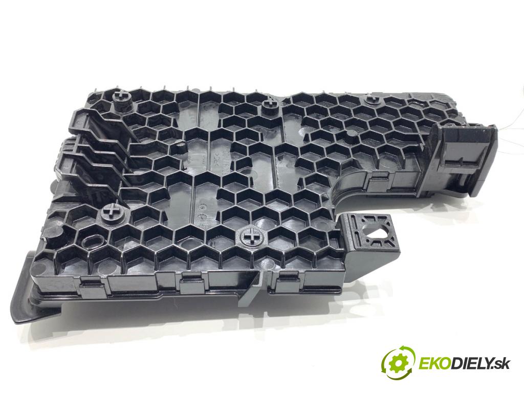 TESLA MODEL Y SUV 2023 235 kW EV 0 Modul komfortu pravy 149784800E