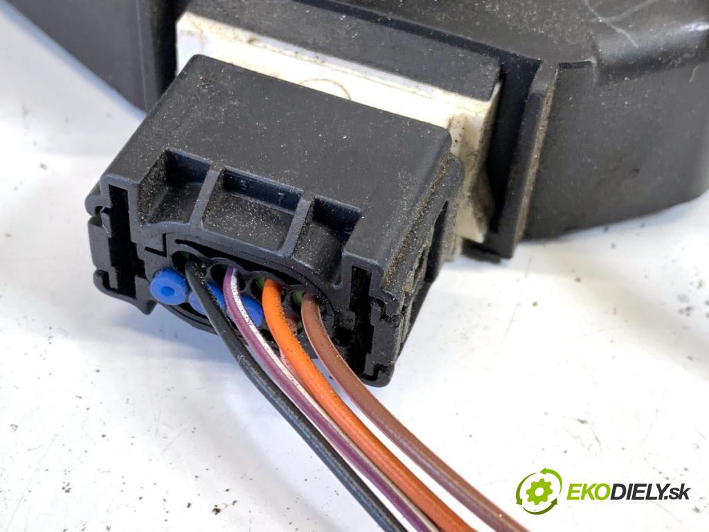 LAND ROVER FREELANDER I samochód terenowy zamknięty 2003 72 kW 2.0 DI 4x4 1994 zámok Dvere pravy zad