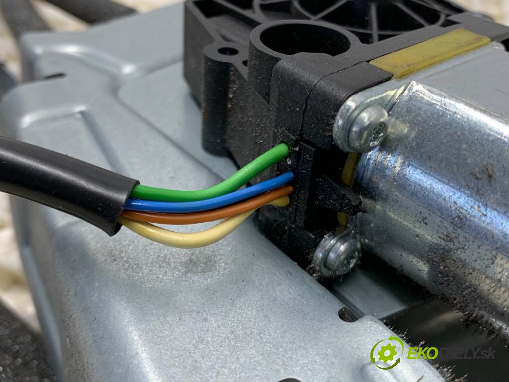 BMW F11 Kombi 2011 190 kW 530 d xDrive 2993 Mechanizmus Motor rolety dverí kufra 7232773