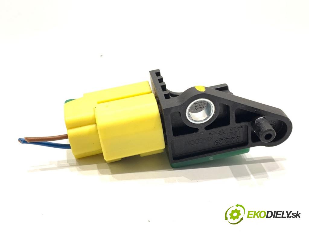 SKODA SUPERB II Kombi 2010 125 kW 2.0 TDI 1968 snímač nárazu 8K0973323S (Snímač nárazu)