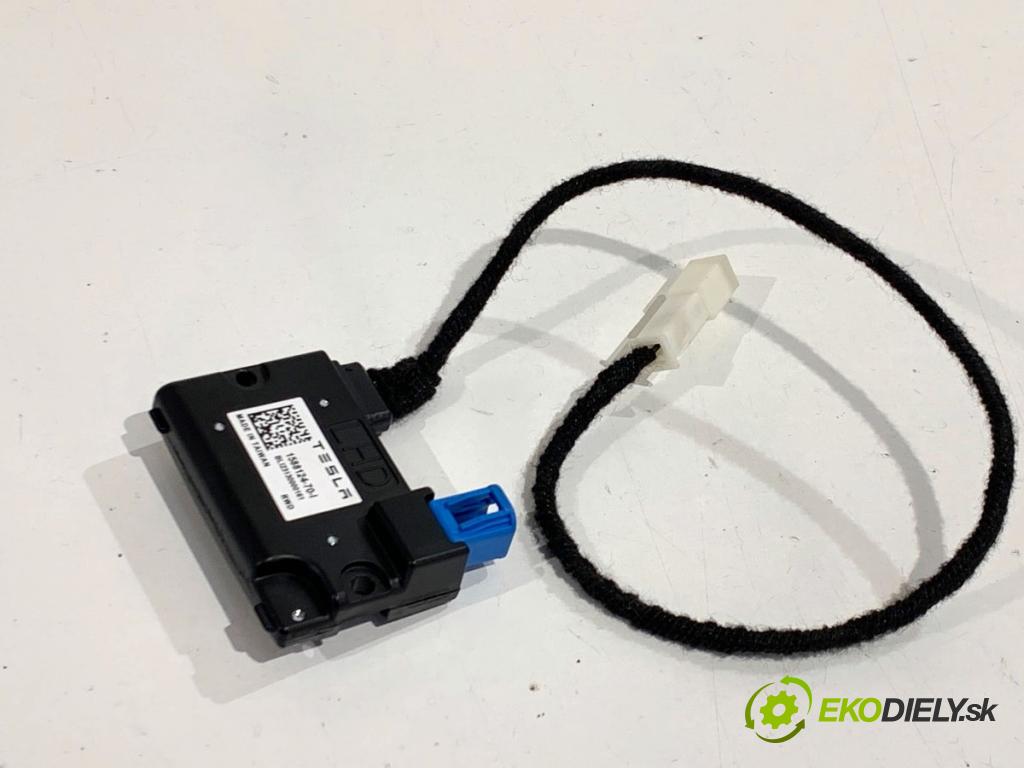 TESLA MODEL Y SUV 2023 235 kW EV 0 KAMERA okna prednej 158812470I