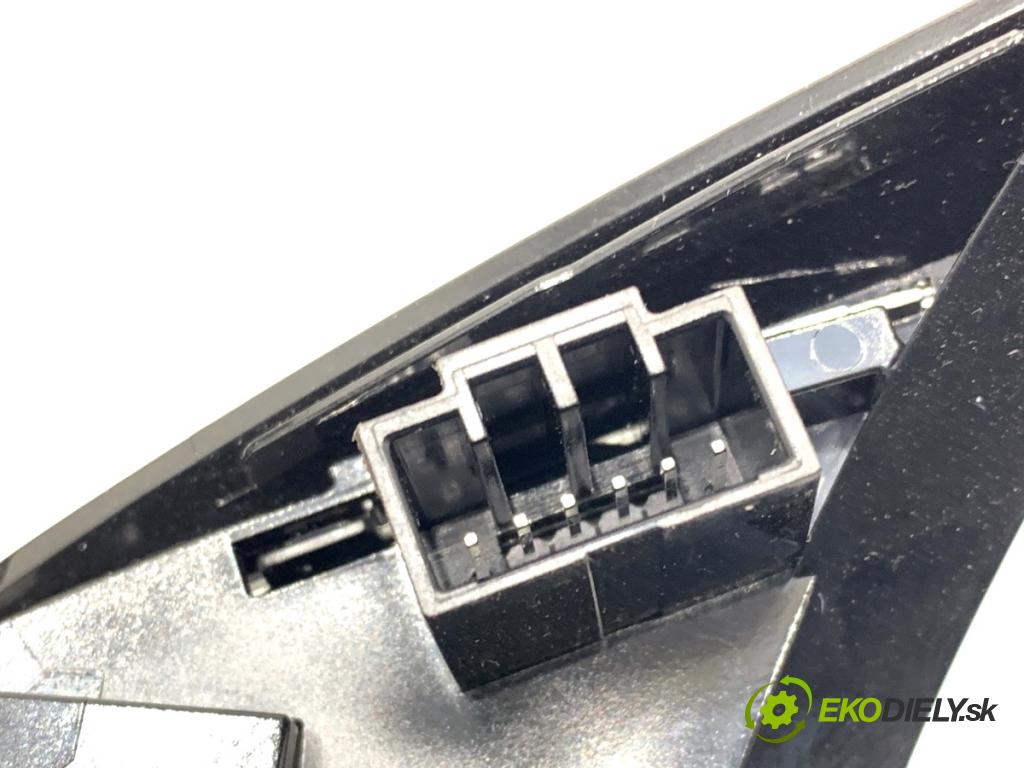 MITSUBISHI ECLIPSE SUV 2019 120 kW 1.5 T-Mivec 1499 SPÍNAČE: volantu 8602A116