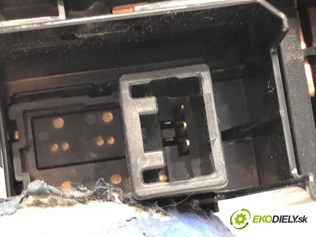 MITSUBISHI ECLIPSE SUV 2019 120 kW 1.5 T-Mivec 1499 Prepínač okien 8608A323 (Prepínacie páčky pod volantom)