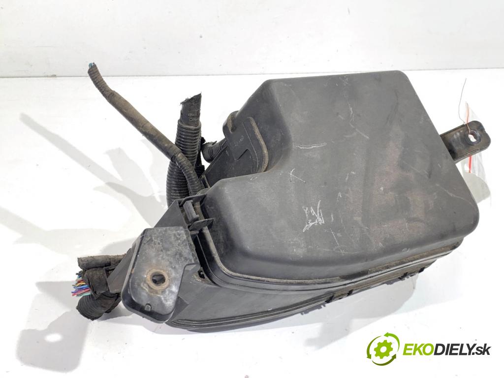 MAZDA 3 BM liftback 2014 88 kW 2.0 1998 Skrinka poistková KD45-675X0C (Poistková skrinka)
