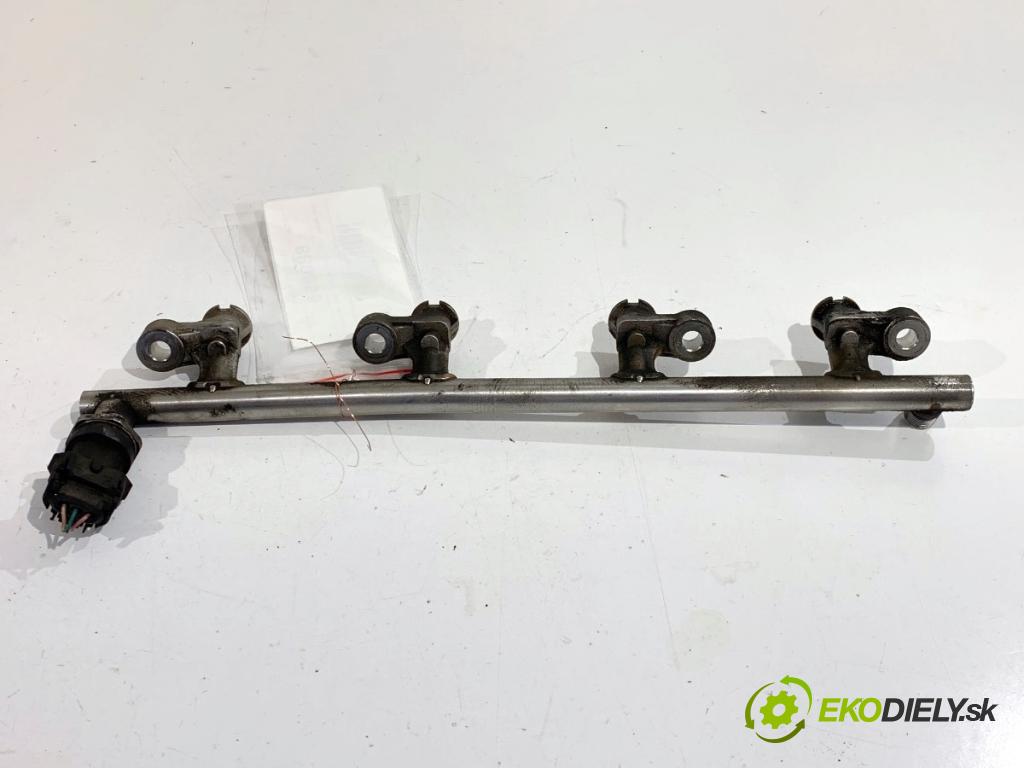 MAZDA 3 BM liftback 2014 88 kW 2.0 1998 Lišta vstrekovacia  (Vstrekovacia lišta)