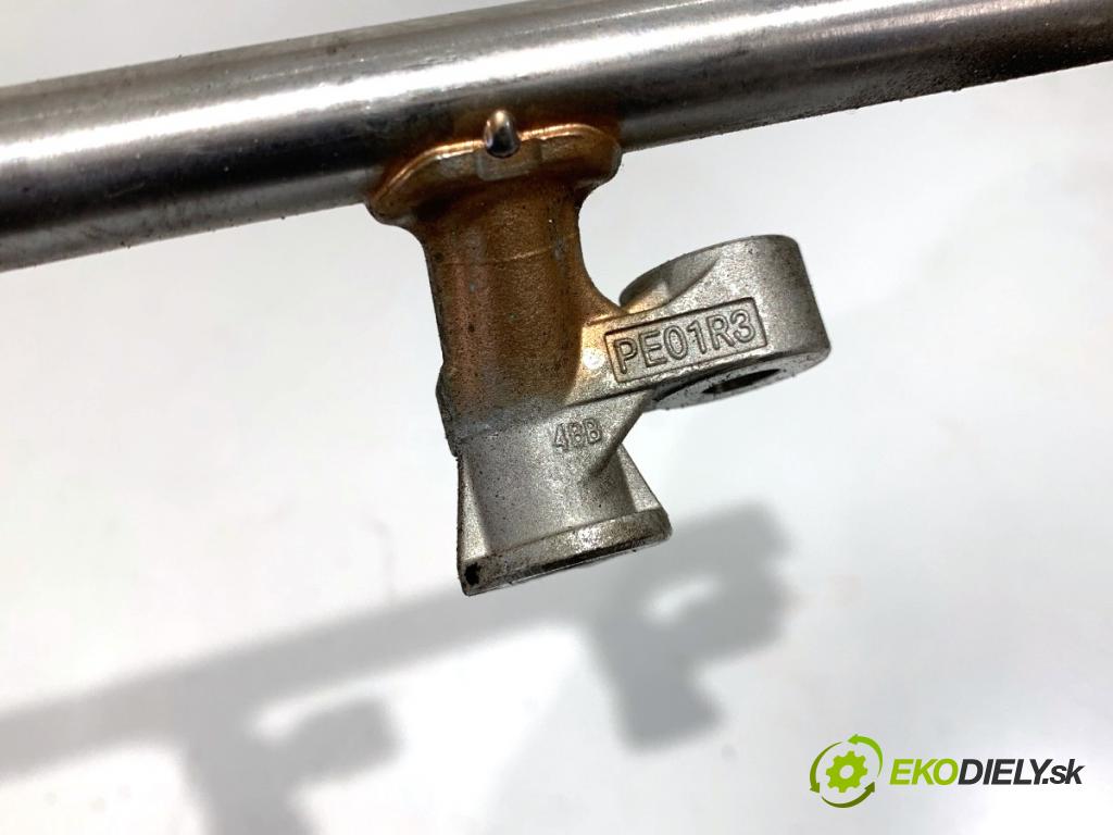 MAZDA 3 BM liftback 2014 88 kW 2.0 1998 Lišta vstrekovacia  (Vstrekovacia lišta)