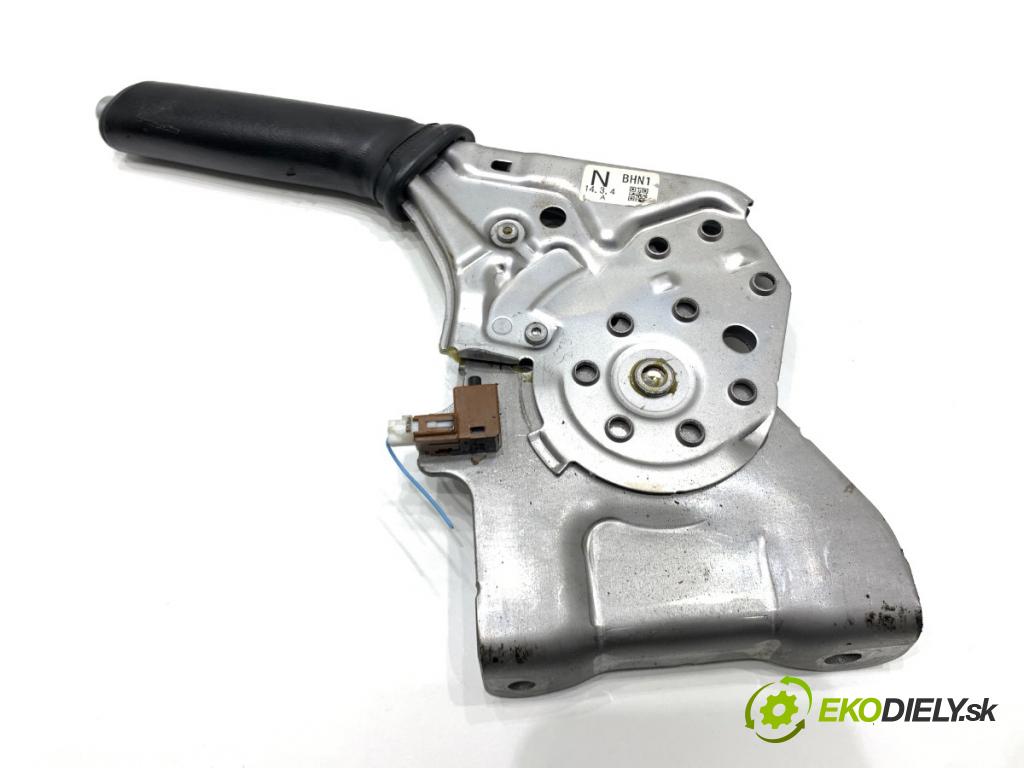 MAZDA 3 BM liftback 2014 88 kW 2.0 1998 kulisa brzdy ruční brzdy 